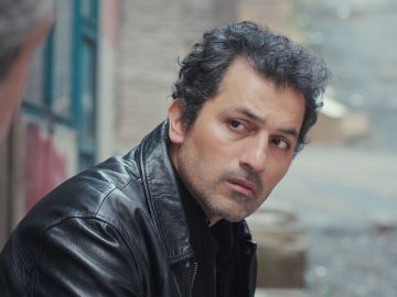 Arif revela a Enver un secreto muy personal sobre su familia 