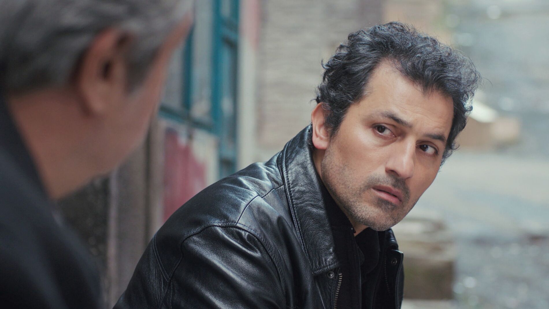 Arif revela a Enver un secreto muy personal sobre su familia 