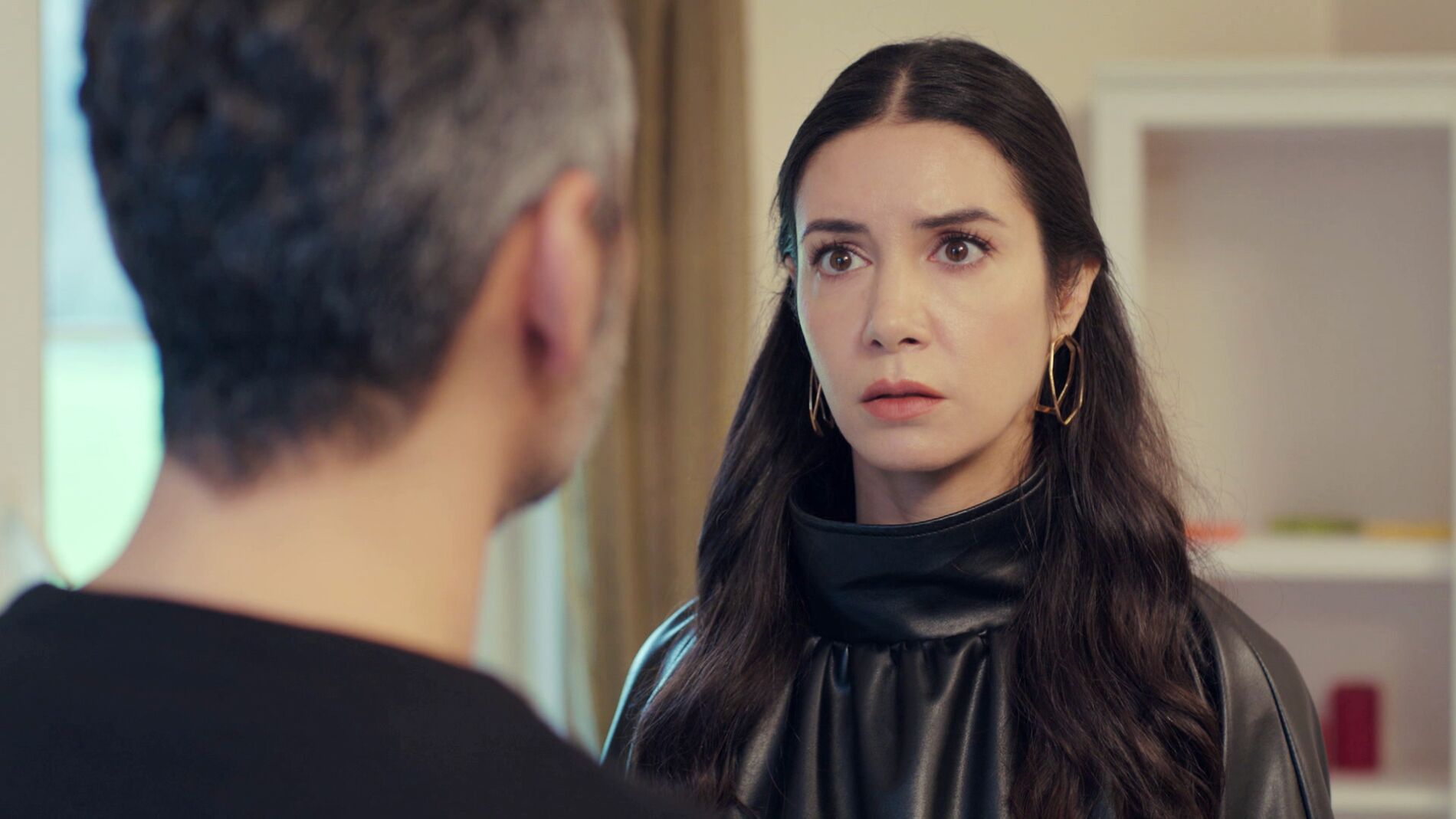 Piril traiciona a Suat y a Munir ante la presión de Sarp