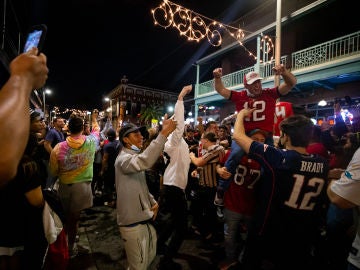 Aficionados de los Tampa Bay Buccaneers celebran la Super Bowl de la pandemia sin mascarilla ni distancia de seguridad