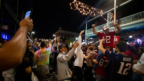 Aficionados de los Tampa Bay Buccaneers celebran la Super Bowl de la pandemia sin mascarilla ni distancia de seguridad Aficionados de los Tampa Bay Buccaneers celebran la Super Bowl de la pandemia sin mascarilla ni distancia de seguridad