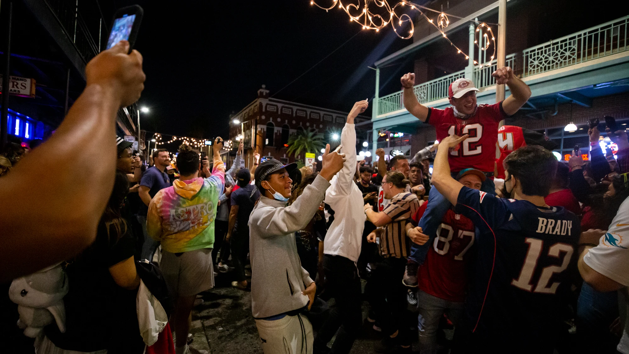 Aficionados de los Tampa Bay Buccaneers celebran la Super Bowl de la pandemia sin mascarilla ni distancia de seguridad