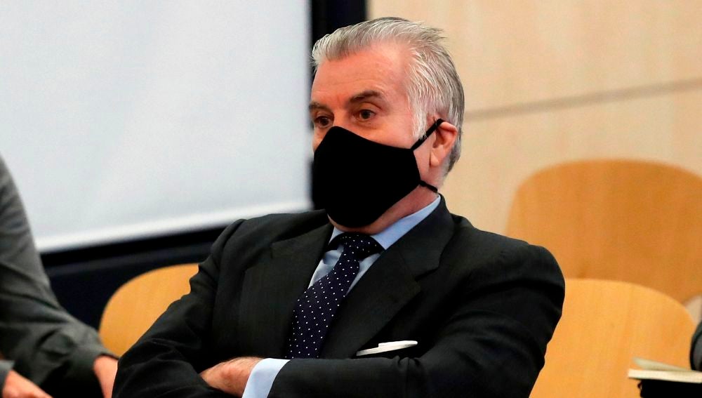 El extesorero del PP, Luis Bárcenas, sentado en el banquillo de los acusados durante la primera sesión del juicio.