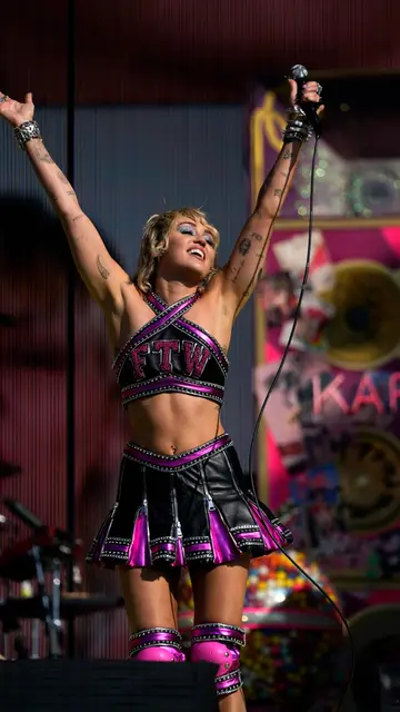 Miley Cyrus animando al público EN SU ACTUACIÓN
