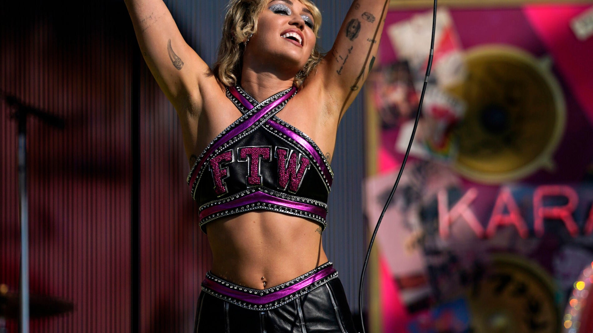 Miley Cyrus animando al público