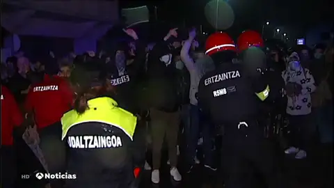 Los vecinos de Balmaseda protestan contra unos okupas a los que acusan de numerosos delitos Los vecinos de Balmaseda protestan contra unos okupas a los que acusan de numerosos delitos