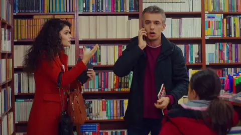 Demir ya sabe que Asu es la madre de Öykü, y por ello ha permitido que se la lleve un rato para conocerla. 'Mi hija'