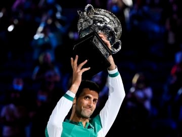 Novak Djokovic levanta el trofeo en la final del Open de Australia frente a Daniil Medvedev