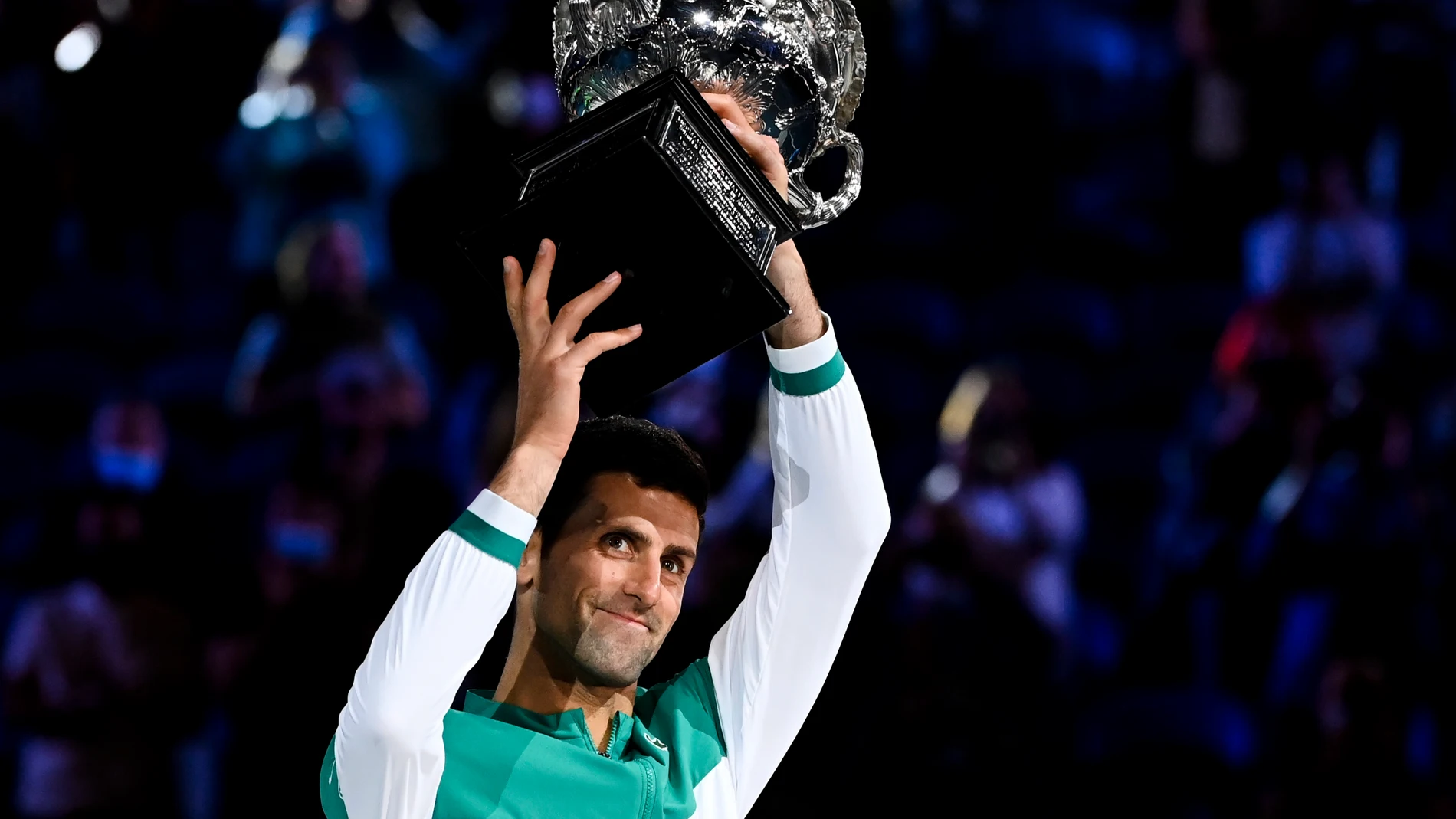 Novak Djokovic levanta el trofeo en la final del Open de Australia frente a Daniil Medvedev Novak Djokovic levanta el trofeo en la final del Open de Australia frente a Daniil Medvedev
