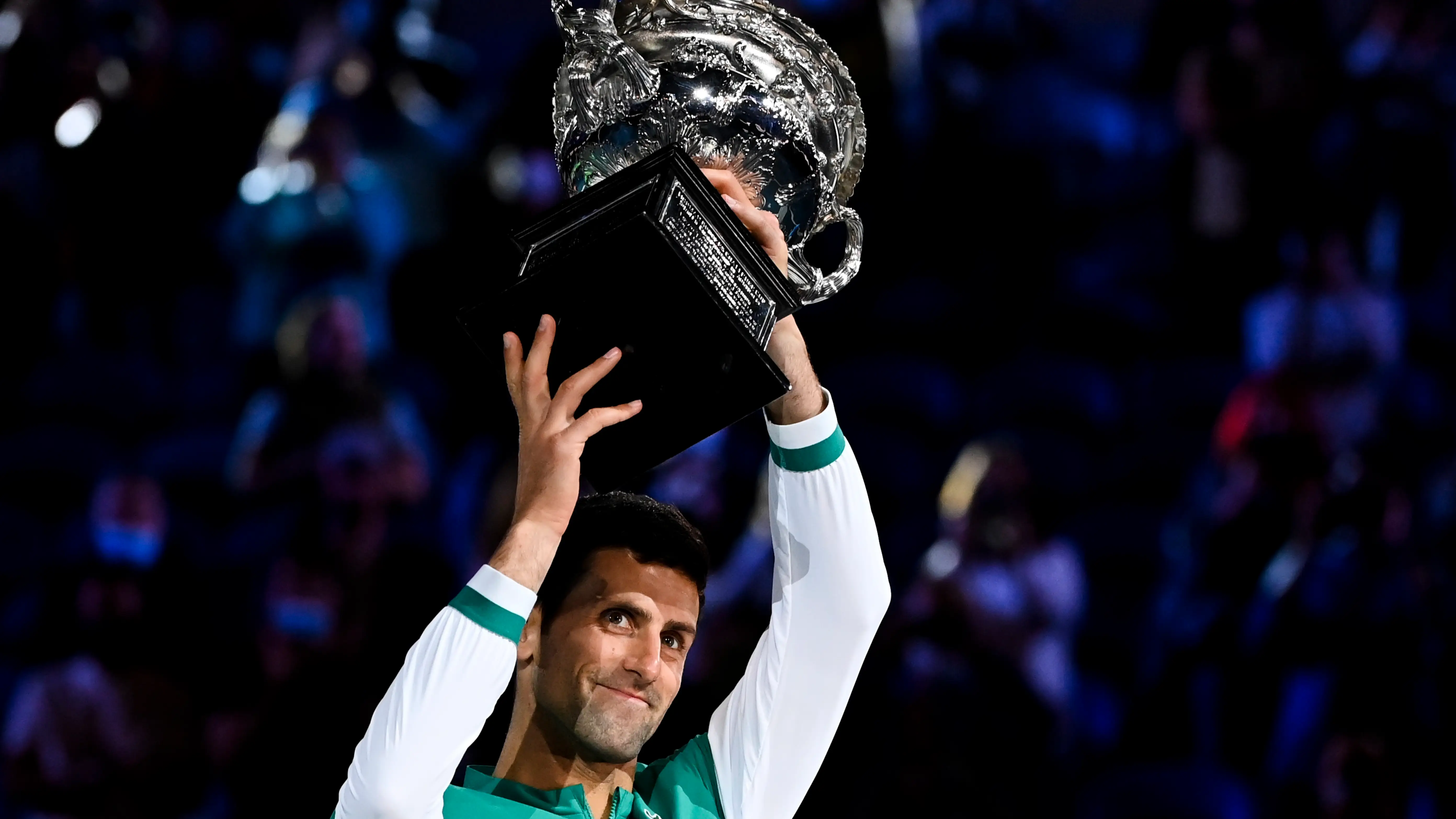 Novak Djokovic levanta el trofeo en la final del Open de Australia frente a Daniil Medvedev Novak Djokovic levanta el trofeo en la final del Open de Australia frente a Daniil Medvedev