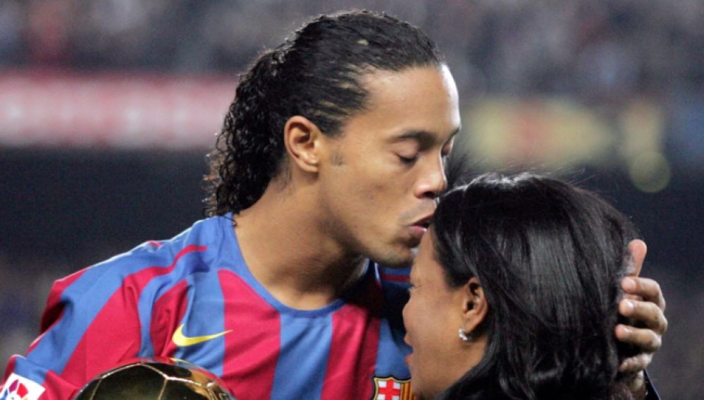 Ronaldinho junto a su madre en el día en el que el brasileño ofreció el Balón de oro al público del Camp Nou