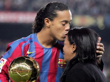 Ronaldinho junto a su madre en el día en el que el brasileño ofreció el Balón de oro al público del Camp Nou