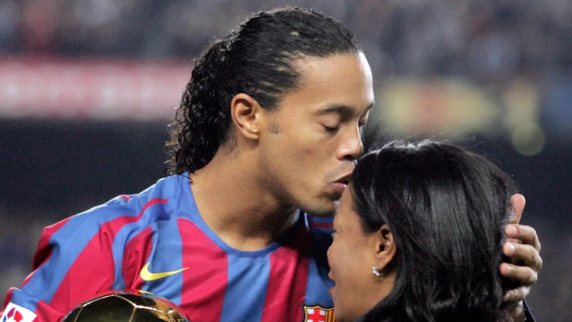 Ronaldinho junto a su madre en el día en el que el brasileño ofreció el Balón de oro al público del Camp Nou Ronaldinho junto a su madre en el día en el que el brasileño ofreció el Balón de oro al público del Camp Nou