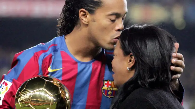 Ronaldinho junto a su madre en el d&iacute;a en el que el brasile&ntilde;o ofreci&oacute; el Bal&oacute;n de oro al p&uacute;blico del Camp Nou