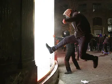 Las imágenes de los saqueos en Barcelona durante las protestas a favor de Pablo Hasél Las imágenes de los saqueos en Barcelona durante las protestas a favor de Pablo Hasél