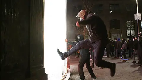 Las imágenes de los saqueos en Barcelona durante las protestas a favor de Pablo Hasél Las imágenes de los saqueos en Barcelona durante las protestas a favor de Pablo Hasél