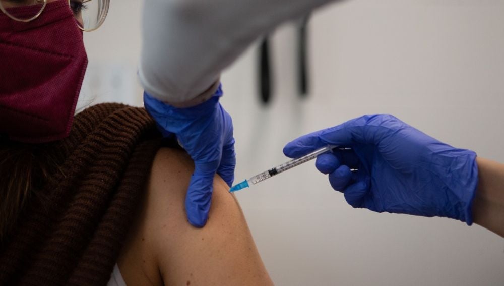 Una enfermera pone una vacuna en el CAP Montenegre de Barcelona