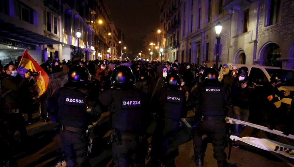 Máxima tensión en Barcelona por la violencia de los manifestantes a favor de Pablo Hasél por sexta jornada consecutiva
