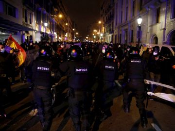 Máxima tensión en Barcelona por la violencia de los manifestantes a favor de Pablo Hasél por sexta jornada consecutiva