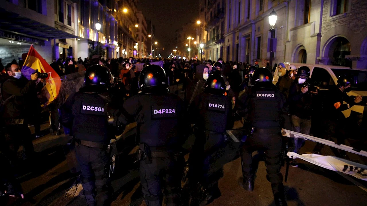 M&aacute;xima tensi&oacute;n en Barcelona por la violencia de los manifestantes a favor de Pablo Has&eacute;l por sexta jornada consecutiva