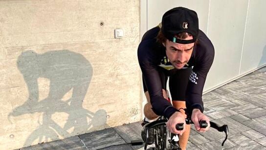 Fernando Alonso vuelve a subirse a una bicicleta tras su atropello en Lugano: "Seguimos"