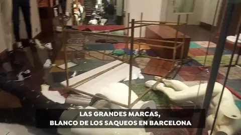 Guess, Nike, Tommy Hilfiger y otras grandes marcas, objetivo de los disturbios violentos en Barcelona Guess, Nike, Tommy Hilfiger y otras grandes marcas, objetivo de los disturbios violentos en Barcelona