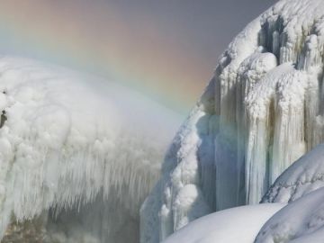 Las cataratas del Niágara congeladas.