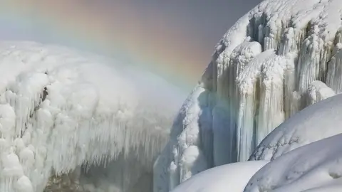 Las cataratas del Niágara congeladas. Ola de frío