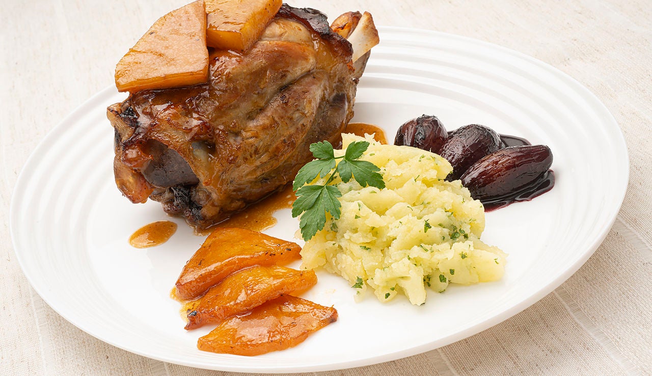 La receta de Arguiñano con la que "os vais a chupar los dedos": codillo con piña y puré de patata