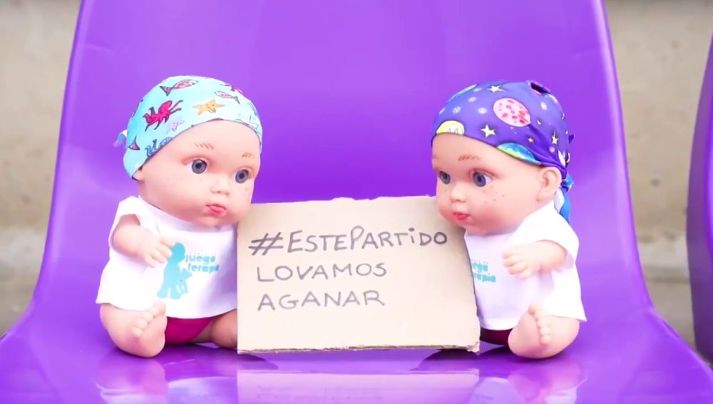 Más de 1.000 muñecos 'Baby Pelones' ocuparon el José Zorrilla ante el Madrid para visibilizar el cáncer infantil