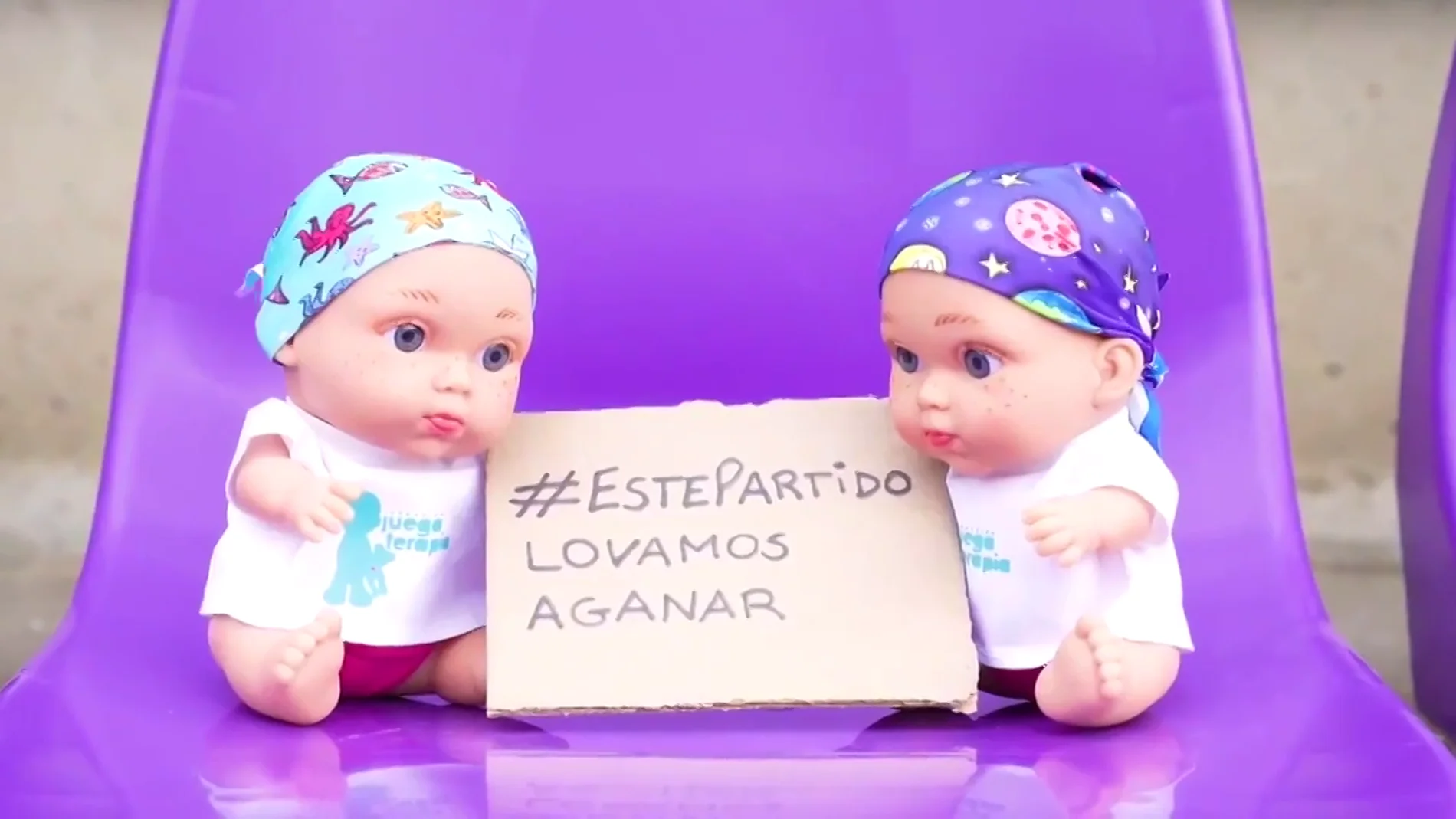 Más de 1.000 muñecos 'Baby Pelones' ocuparon el José Zorrilla ante el Madrid para visibilizar el cáncer infantil