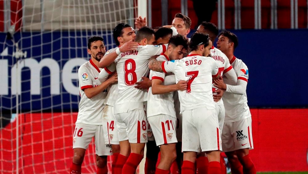 Los jugadores del Sevilla se abrazan tras un gol