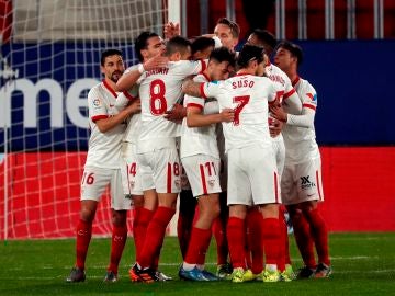 Los jugadores del Sevilla se abrazan tras un gol