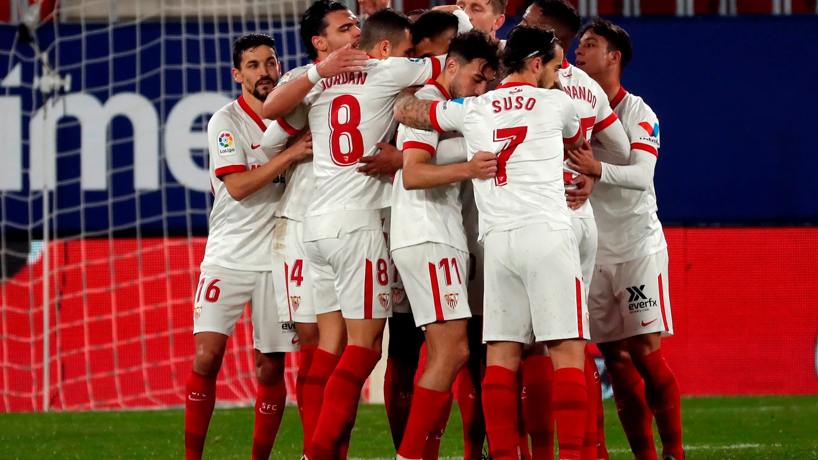 Los jugadores del Sevilla se abrazan tras un gol