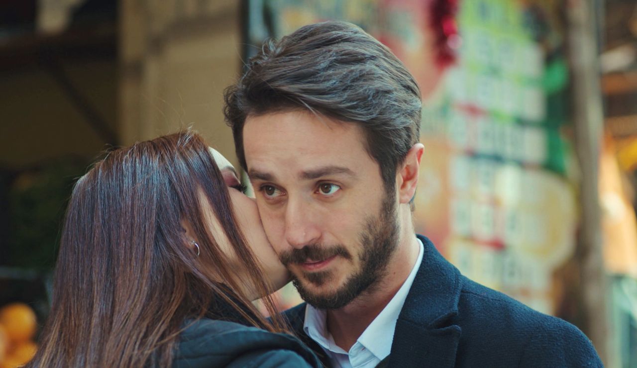 Emre, cada vez más atraído por Sirin tras su espontaneo beso 