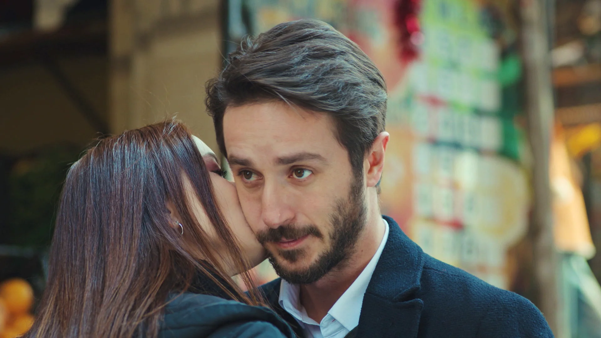 Emre, cada vez más atraído por Sirin tras su espontaneo beso 