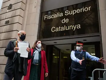 Carlos Carrizosa, acompañado de Luz Guilarte, presentando la denuncia en defensa de los Mossos d'Esquadra. Carlos Carrizosa, acompañado de Luz Guilarte, presentando la denuncia en defensa de los Mossos d'Esquadra.