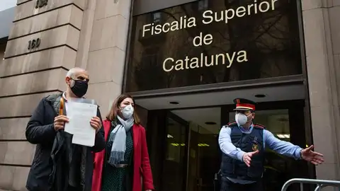 Carlos Carrizosa, acompañado de Luz Guilarte, presentando la denuncia en defensa de los Mossos d'Esquadra. Carlos Carrizosa, acompañado de Luz Guilarte, presentando la denuncia en defensa de los Mossos d'Esquadra.