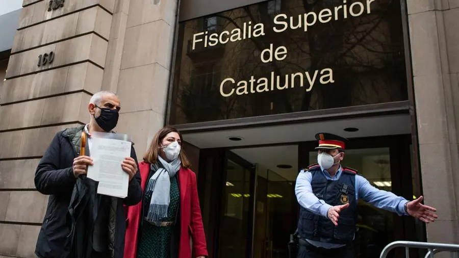 Carlos Carrizosa, acompa&ntilde;ado de Luz Guilarte, presentando la denuncia en defensa de los Mossos d'Esquadra. 