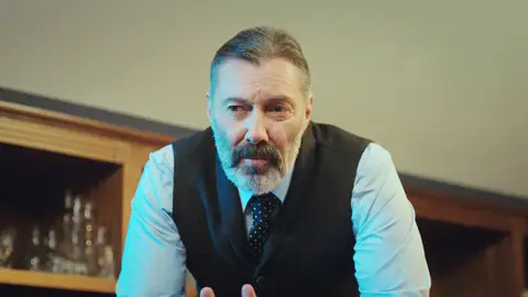 Nezir consigue nuevas pistas sobre Sarp tras escuchar en secreto a Piril Nezir consigue nuevas pistas sobre Sarp tras escuchar en secreto a Piril