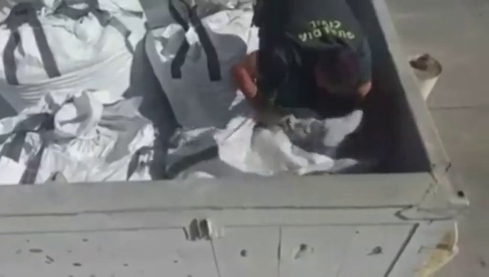 Rescatan en el puerto de Melilla a una persona enterrada dentro de un saco con cenizas tóxicas