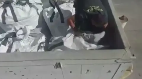 Rescatan en el puerto de Melilla a una persona enterrada dentro de un saco con cenizas tóxicas Rescatan en el puerto de Melilla a una persona enterrada dentro de un saco con cenizas tóxicas