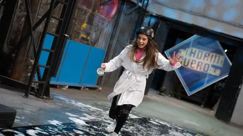 Las Twin Melody arriesgan su vida sobre una pasarela resbaladiza en 'El Hormiguero 3.0' Las Twin Melody arriesgan su vida sobre una pasarela resbaladiza en 'El Hormiguero 3.0'