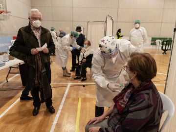 Nuevas restricciones Murcia: Una mujer recibe la primera dosis de la vacuna contra el coronavirus en un dispositivo instalado en un pabellón en Cartagena (Murcia)