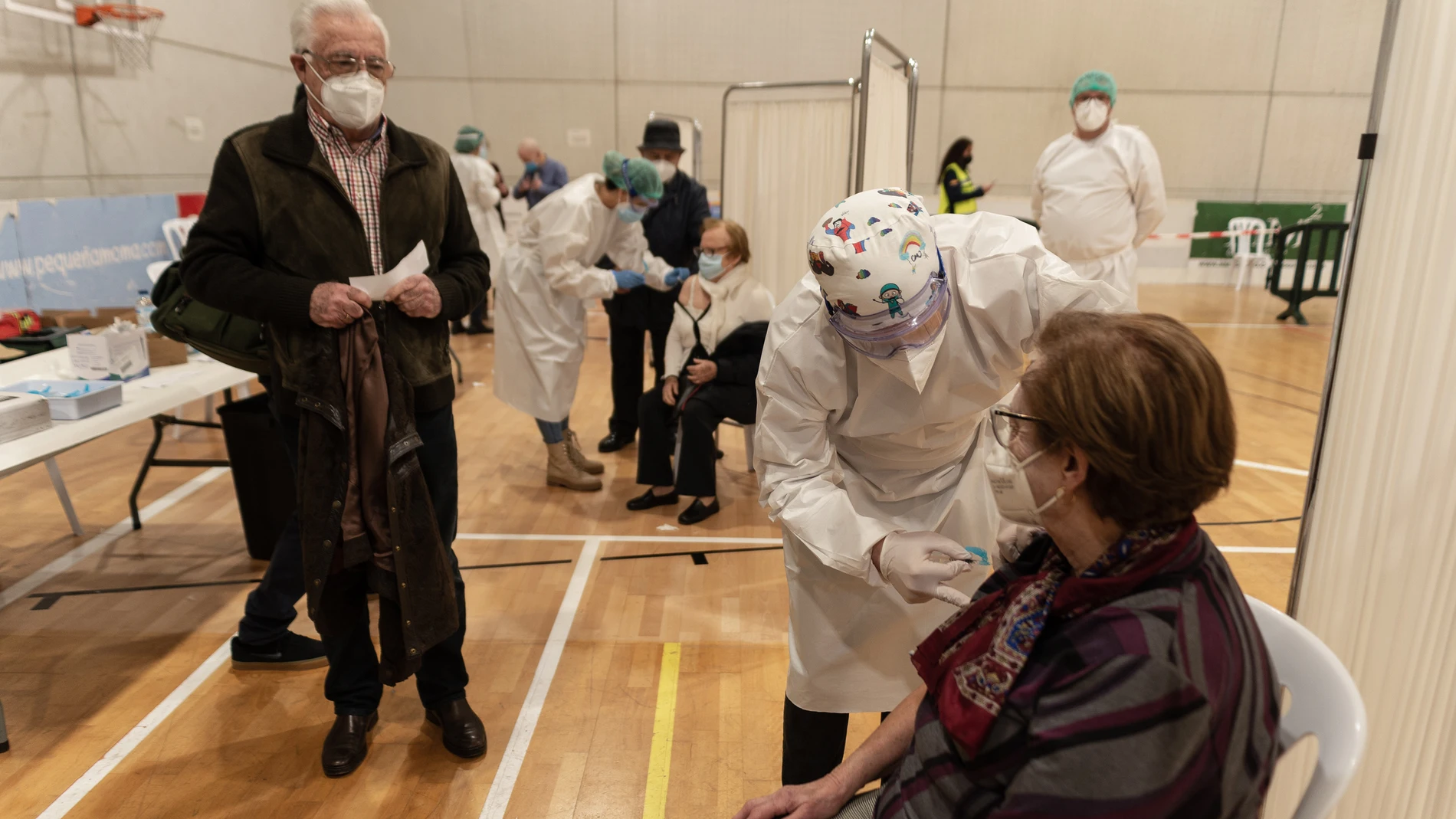 Nuevas restricciones Murcia: Una mujer recibe la primera dosis de la vacuna contra el coronavirus en un dispositivo instalado en un pabellón en Cartagena (Murcia) Nuevas restricciones Murcia: Una mujer recibe la primera dosis de la vacuna contra el coronavirus en un dispositivo instalado en un pabellón en Cartagena (Murcia)