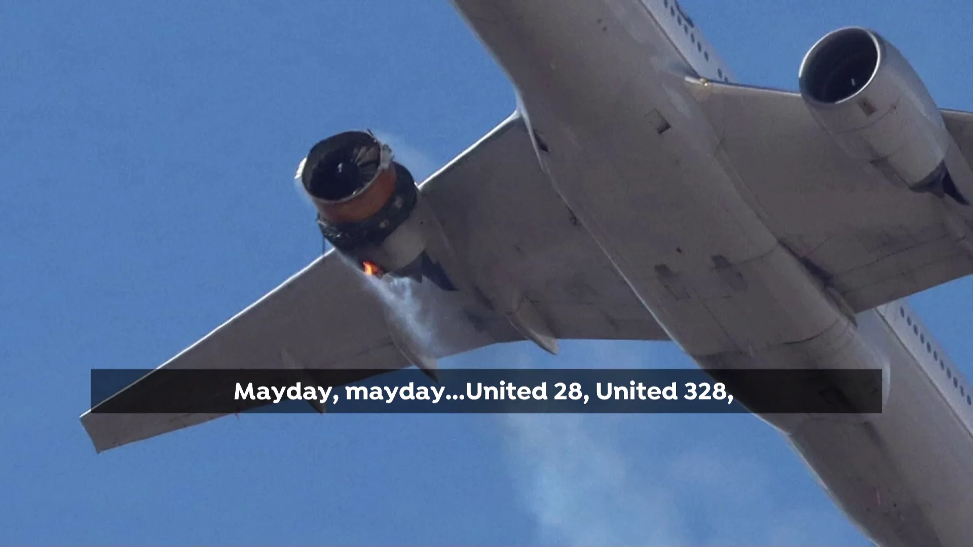 Avi&oacute;n con el motor derecho incendiado