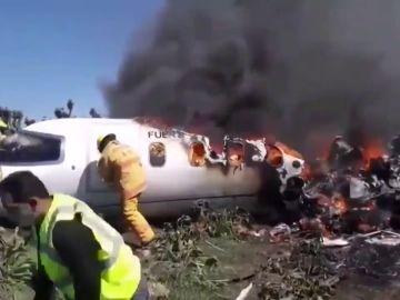 Mueren siete militares al estrellarse un avión en México