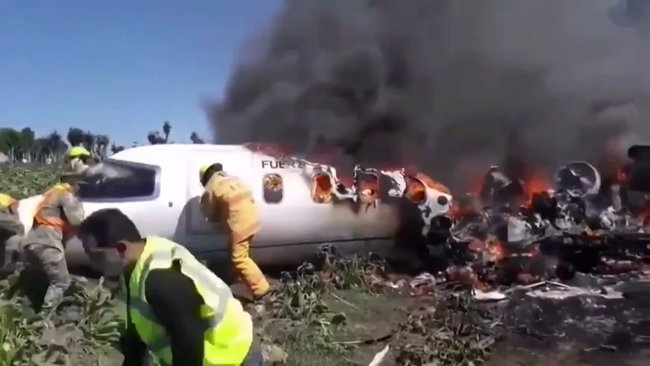Mueren siete militares al estrellarse un avi&oacute;n en M&eacute;xico