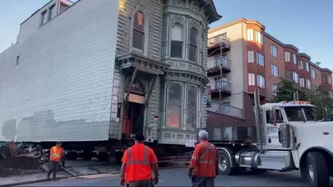 La mudanza 'a cuestas' de una casa victoriana de 139 años en San Francisco La mudanza 'a cuestas' de una casa victoriana de 139 años en San Francisco