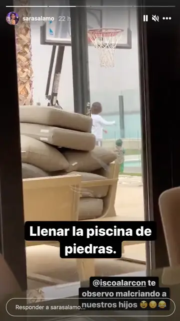 Isco Alarcón y su hijo lanzando piedras a la piscina Isco Alarcón y su hijo lanzando piedras a la piscina